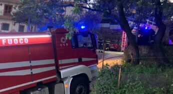 Incendio inghiotte una villetta a San Martino, due coniugi salvi ma sono senza casa