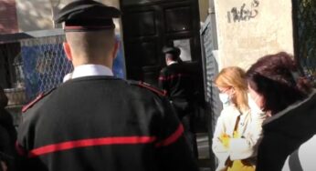 Protestano i genitori a Villaciambra, “Scuola è bettola” e chiamano i Carabinieri (VIDEO)