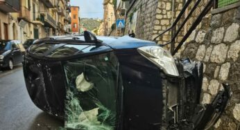 Auto si ribalta e si schianta, ferita una donna (FOTO)