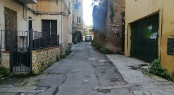 Caos rifiuti, asfalto distrutto e alberi pericolanti: la protesta dei residenti