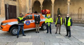 Un mezzo antincendio dalla Regione, Overland lo mostra in piazza
