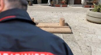 Distrugge panchina ma c’è la telecamera, Carabinieri sulle tracce del responsabile