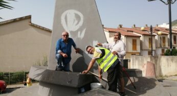 Volontari ripuliscono il monumento alla Resistenza imbrattato dai vandali