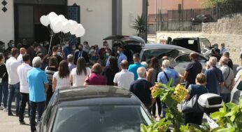 Palloncini e lacrime al funerale del giovane Carlo, il papà, “Non lo abbiamo mai abbandonato”