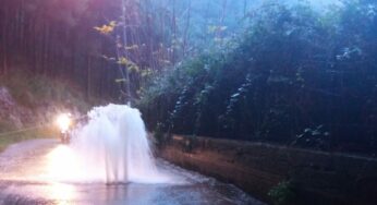 Piove e spunta una fontana lungo la strada