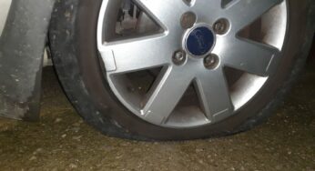 Prende buca e distrugge l’auto, attende per ore l’arrivo delle autorità (FOTO)