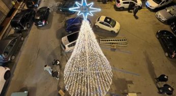 Monreale, brilla l’Albero di Natale Unesco in piazza Basile (VIDEO)