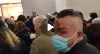 Caos alla Torre, centinaia di persone in fila per il vaccino (VIDEO)