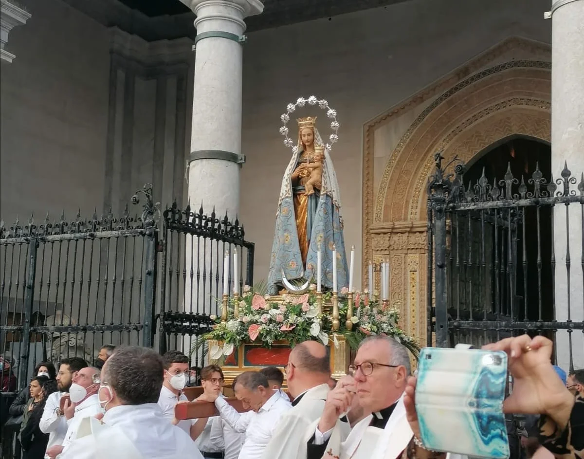 Processione per la Madonna del Popolo, fuochi d’artificio e centinaia di persone in piazza