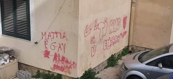 Omofobia a Monreale, spunta su un muro la frase “Mattia è gay”