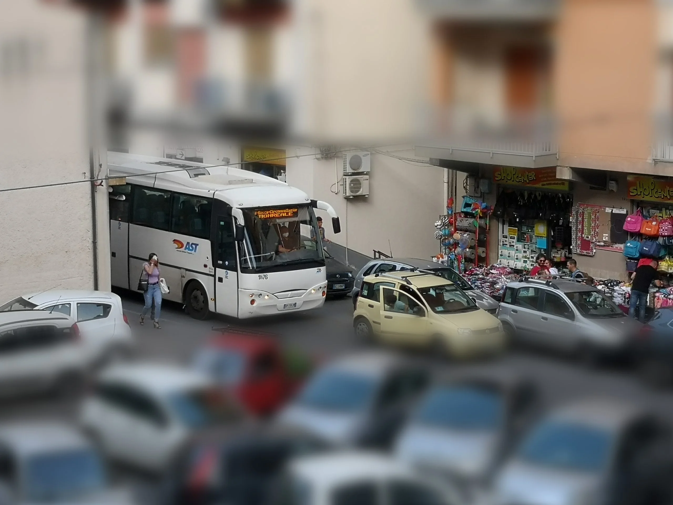 Parcheggia l’auto al centro della strada e va a fare spese, accade in via Venero