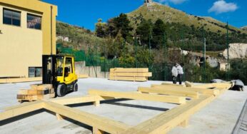 Continuano i lavori al Palazzetto dello sport di Pioppo, arrivato oggi il primo carico di legname