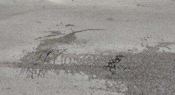 Perdita di fogna a Pioppo, cattivi odori e liquami lungo la Via Provinciale