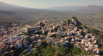 È uno dei Borghi più belli d’Italia e accade una Notte Sacra ogni anno