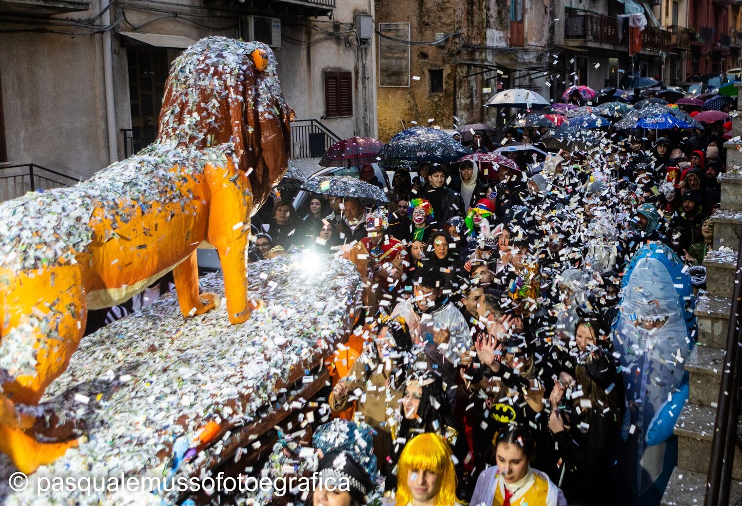 Grandissimo successo per il Carnevale a Pioppo organizzato dai giovani pioppesi, 3 carri e tanto divertimento