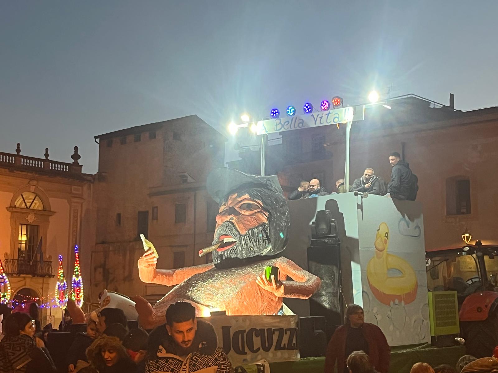 Gran finale di Carnevale a Monreale: Piazza Guglielmo in festa con i carri allegorici di Pioppo