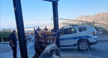 Monreale, perde il controllo dello scooter e si schianta contro la teca della “Testa di Moro”