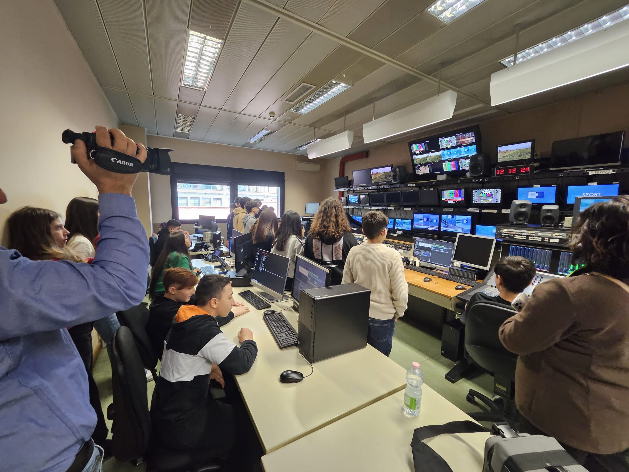 porte aperte alla rai per gli alunni della veneziano novelli da Monrealelive.it porte aperte alla rai per gli alunni della veneziano novelli